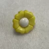 Botón con forma de flor, se sujeta por atrás, blanco con amarillo, botón de 1.5 cm (precio por botón)