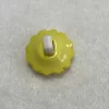 Botón con forma de flor, se sujeta por atrás, blanco con amarillo, botón de 1.5 cm (precio por botón) - Imagen 2