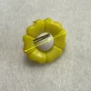 Botón con forma de flor, se sujeta por atrás, blanco con amarillo, botón de 1.5 cm (precio por botón) - Imagen 3