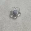 Botón con forma de flor, se sujeta por atrás, transparente con lila, diámetro de 1.5 cm (precio por botón)