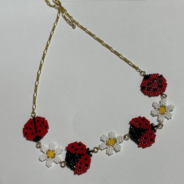 Collar de mariquitas