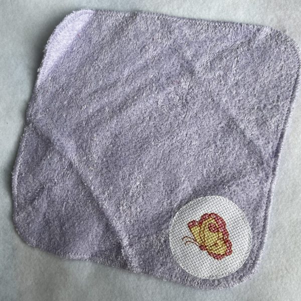 Toalla facial con detalle en punto de cruz