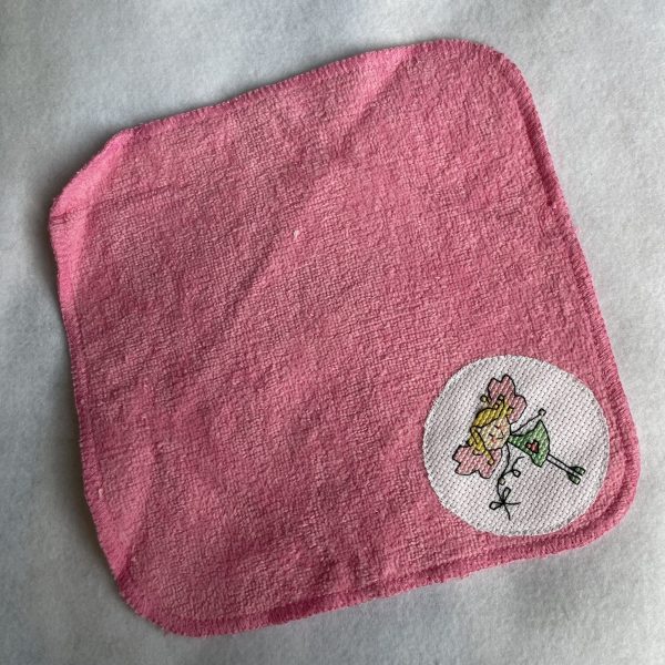 Toalla facial con detalle en punto de cruz