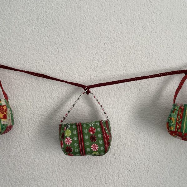 Colgante de canastitas navideñas