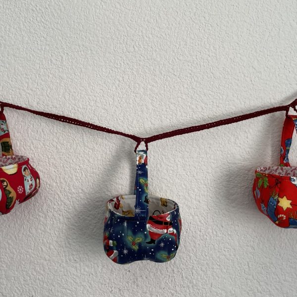 Colgante de canastitas navideñas