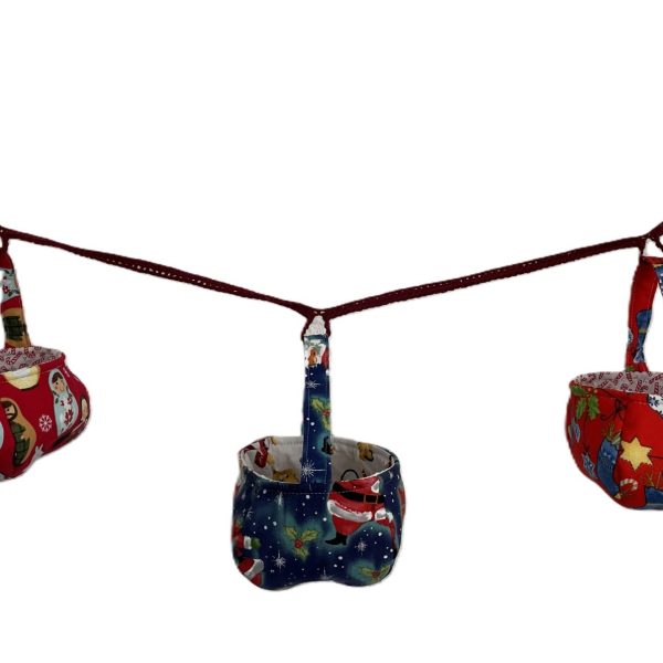 Colgante de canastitas navideñas