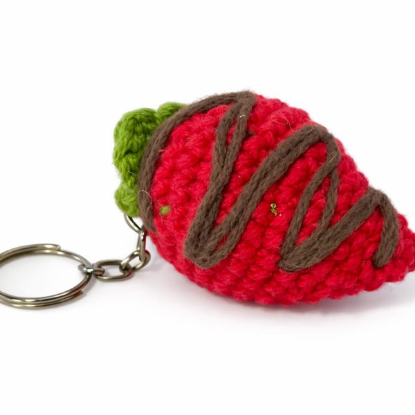 Fresa con chocolate tejida a mano