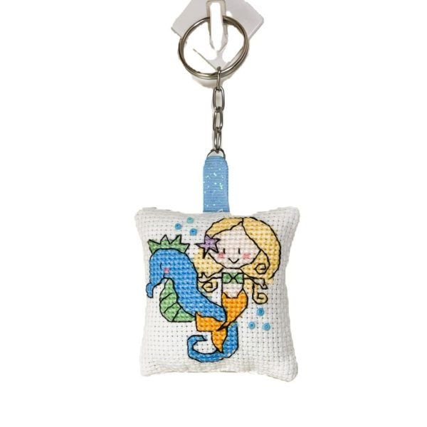 Llavero bordado en punto de cruz