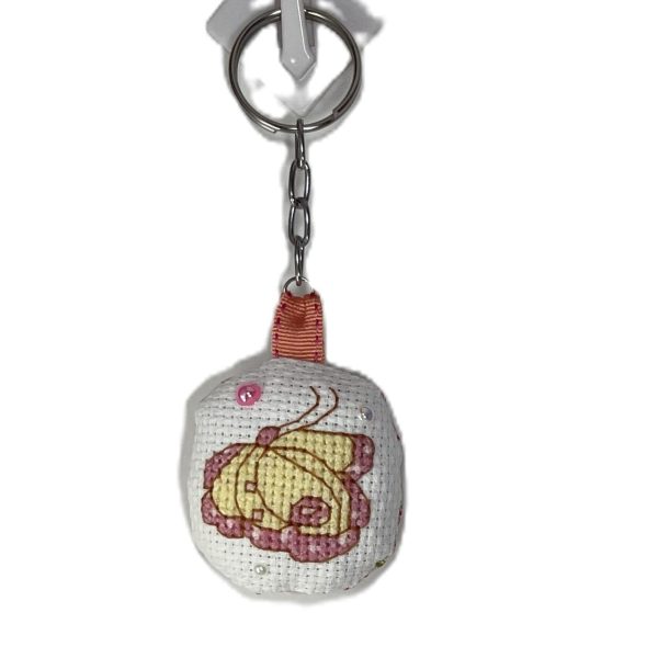 Llavero bordado en punto de cruz